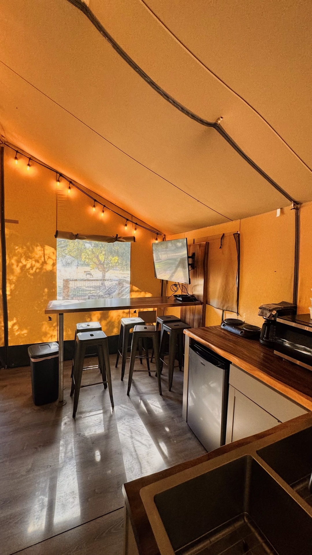 Safari Cabin kitchen and dining